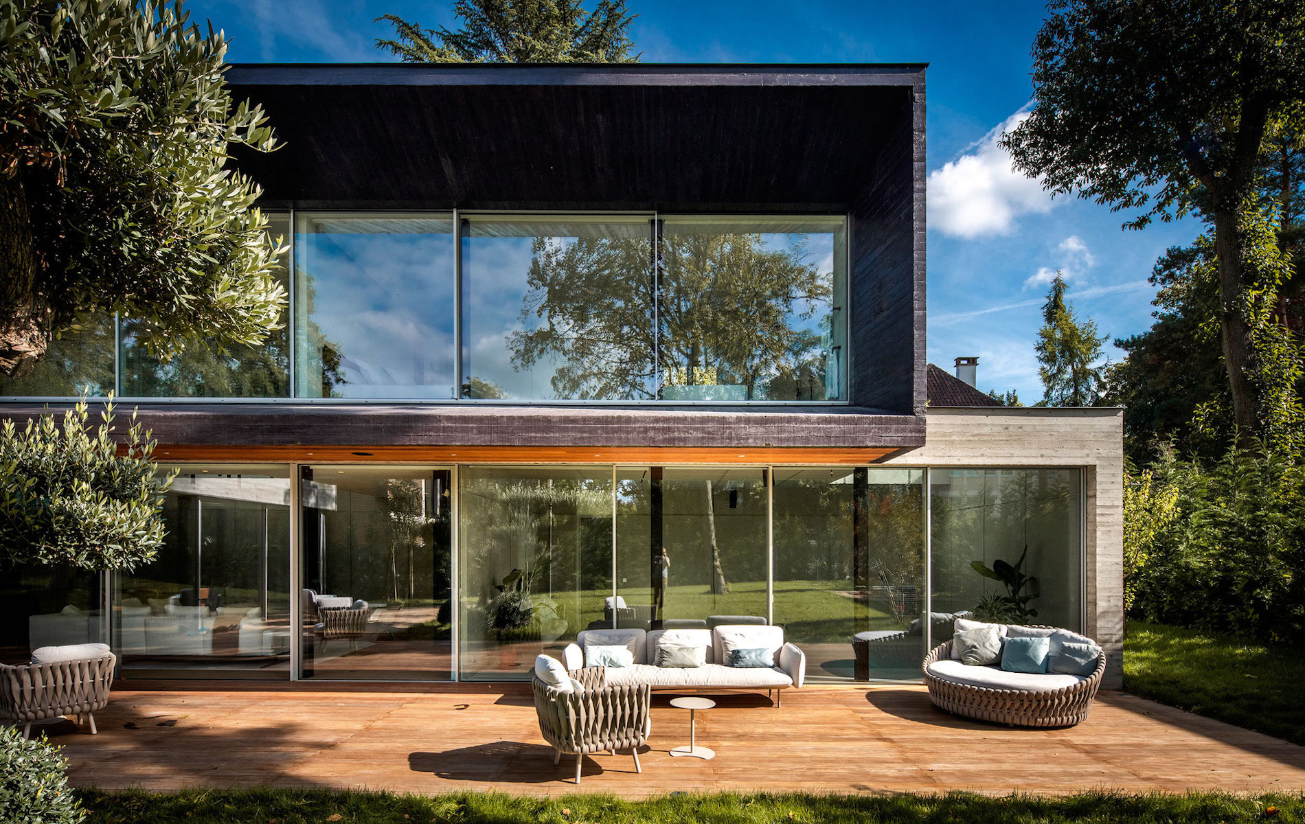 Une villa en France aux lignes contemporaines et aux surfaces dominées par le verre et le béton
